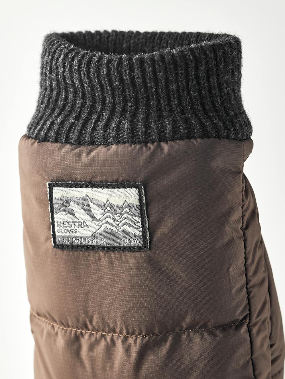 Hestra Otra Luffer i chocolate – quiltede, vindtætte og vandafvisende luffer med PrimaLoft Gold isolering og blødt børstet polyesterfor. 