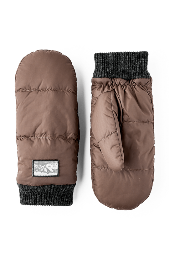 Hestra Otra Luffer i chocolate – quiltede, vindtætte og vandafvisende luffer med PrimaLoft Gold isolering og blødt børstet polyesterfor. 