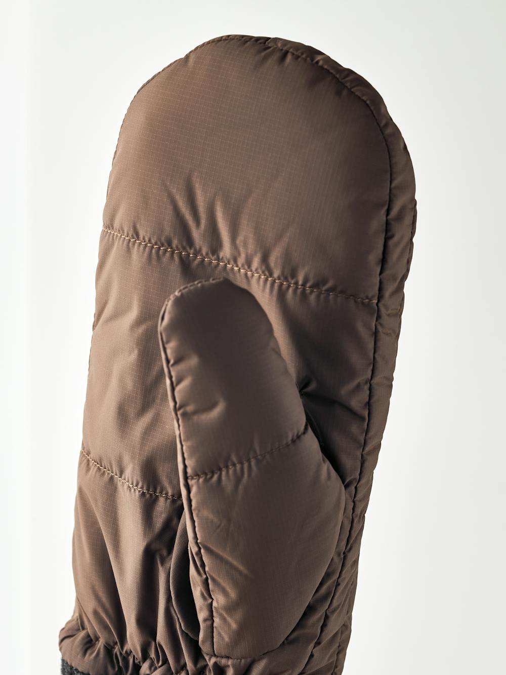 Hestra Otra Luffer i chocolate – quiltede, vindtætte og vandafvisende luffer med PrimaLoft Gold isolering og blødt børstet polyesterfor. 