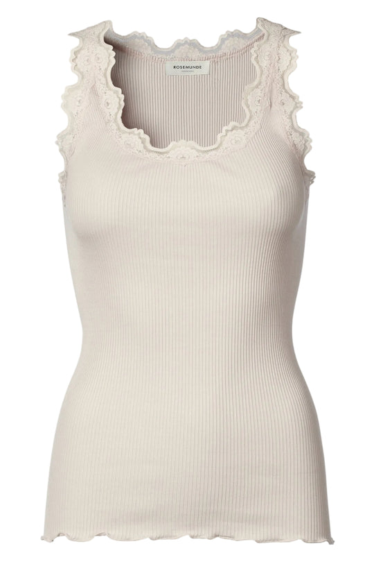 Rosemunde Babette silketop med blondekant og rund hals.