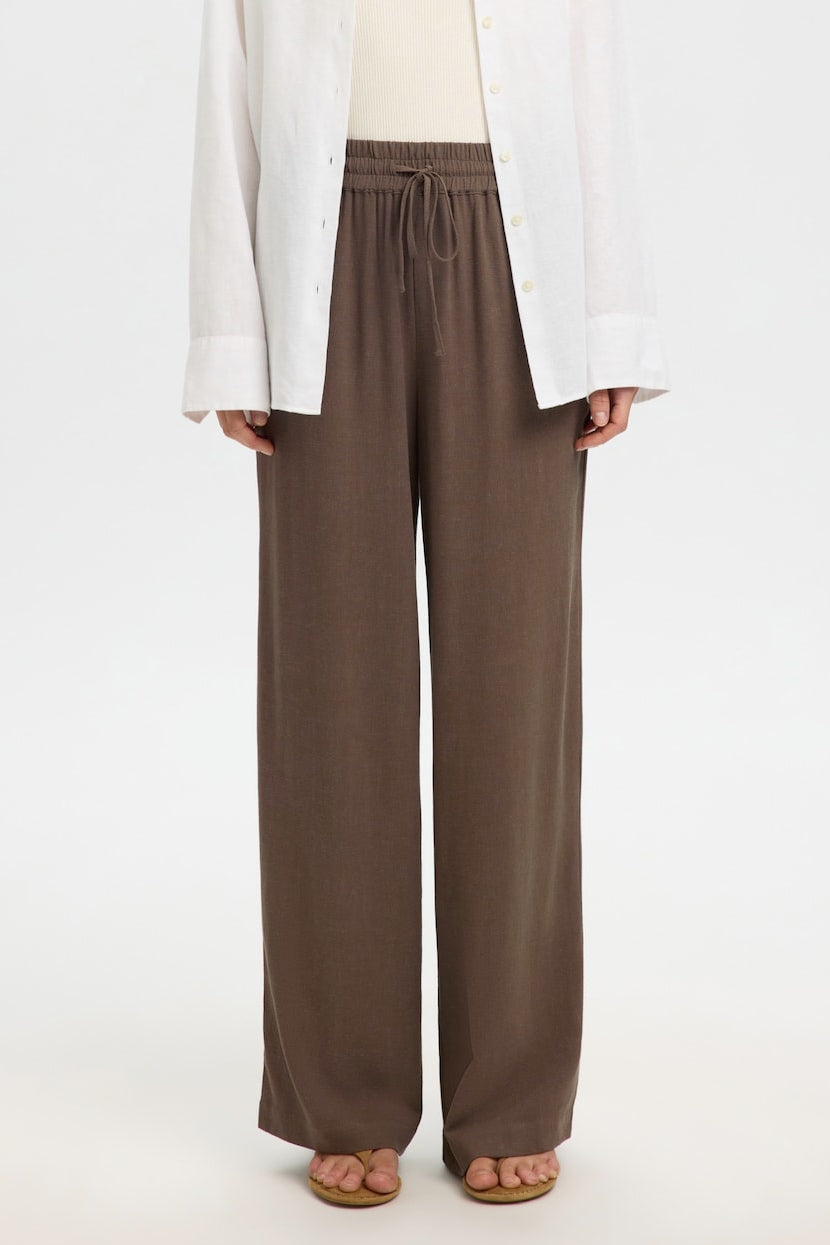 Selected Femme Viva-Gulia HW Long Sun Pant i hørblanding med høj elastisk talje, justerbar snor, skårede sidelommer og loose fit. Perfekte forår- og sommerbukser. 