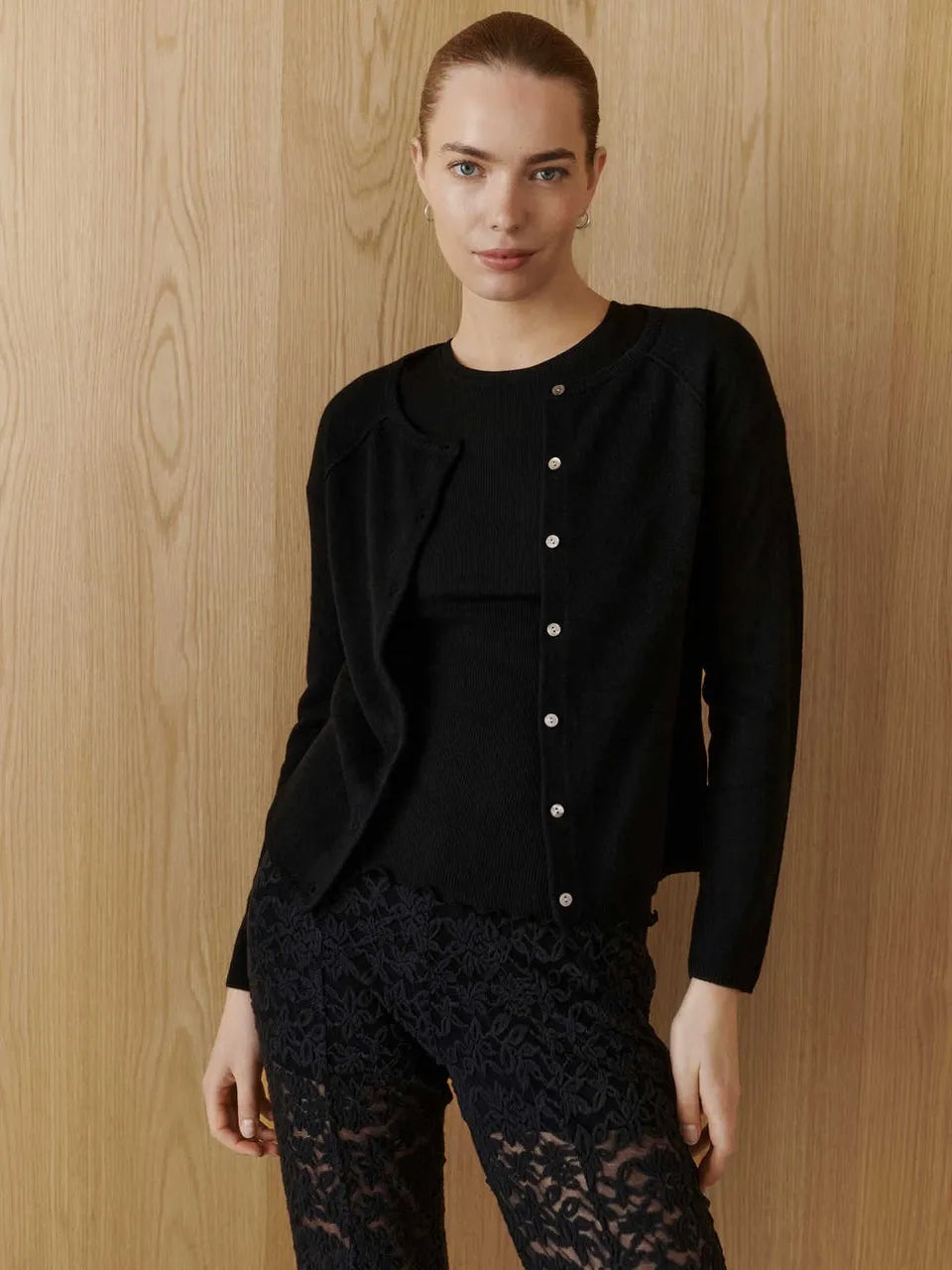 RWLaica O-neck Raglan Cardigan i uld og cashmere – blød cardigan med rund hals, raglanærmer og knaplukning foran.
