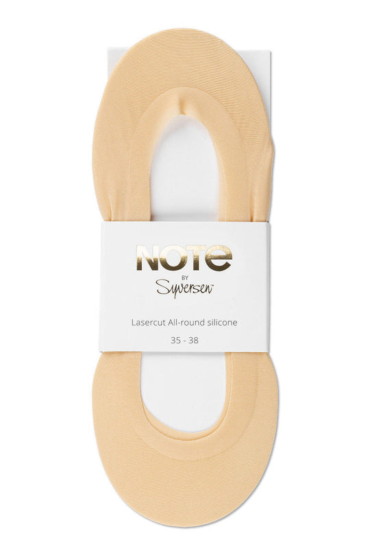 Note by Syversen Lacer Cut Step i skin – usynlige steps med silikonekant og blød bomuldssål.
