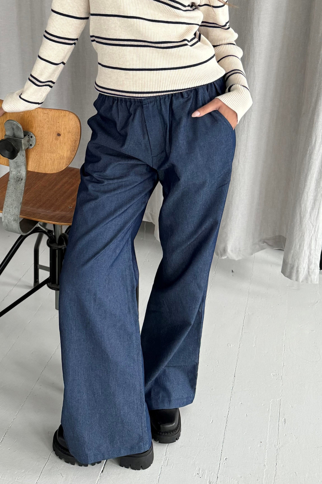 Smart buks fra Continue i denim kvalitet med elastik i taljen og sidelommer.