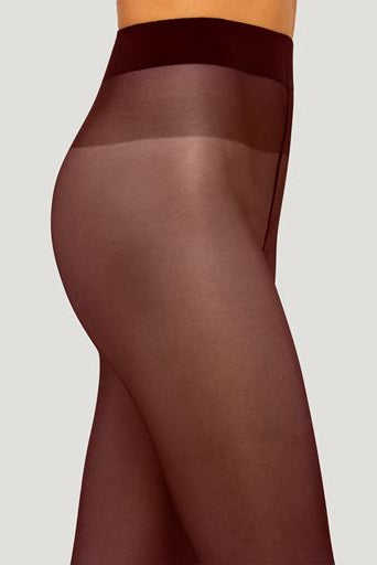 Wolford Satin Touch 20 Tights i Midnight Red – semi-transparente strømpebukser med blød satin-touch kvalitet og komfortabel elastik i linningen.
