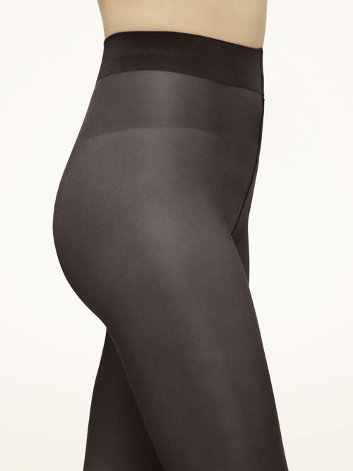 BWolford Satin Touch 20 denier Comfort Tights, soft cacao Præsenterer vores eksklusive kollektion af blanke strømpebukser med ekstra bred linning.
