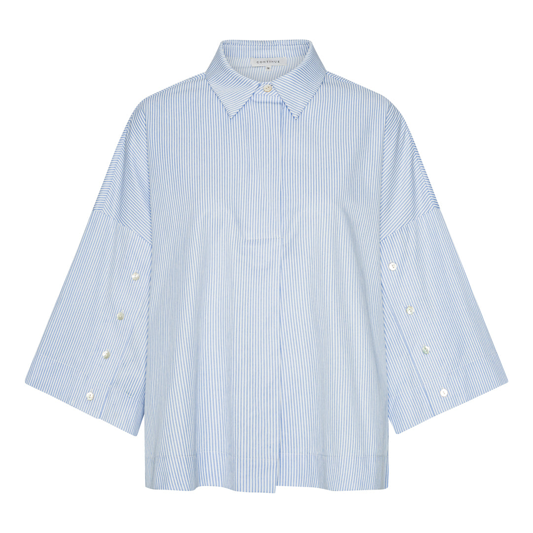 Stilfuld strikpolo fra Continue i sand/blue striber med elegant sølvdetalje. Slim fit og blød kvalitet. 