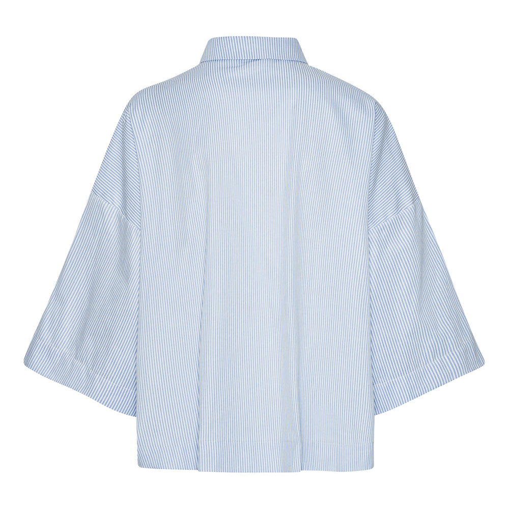 Stilfuld strikpolo fra Continue i sand/blue striber med elegant sølvdetalje. Slim fit og blød kvalitet. 