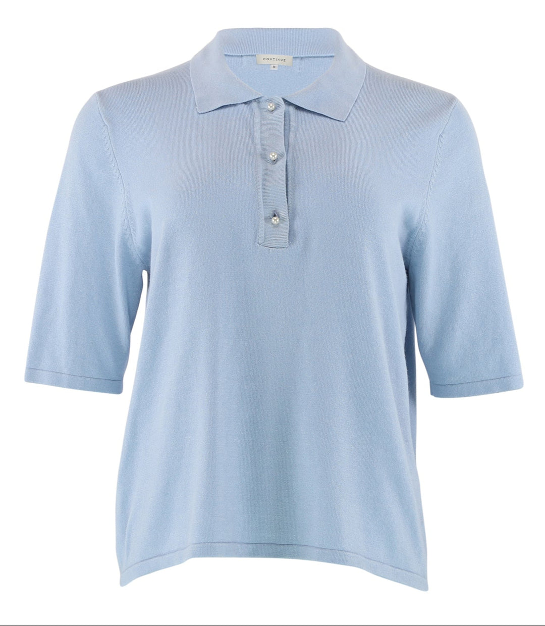 Diane Polo SS fra Continue i light blue – feminin polo med klassisk krave, perleknapper og let strikket kvalitet.