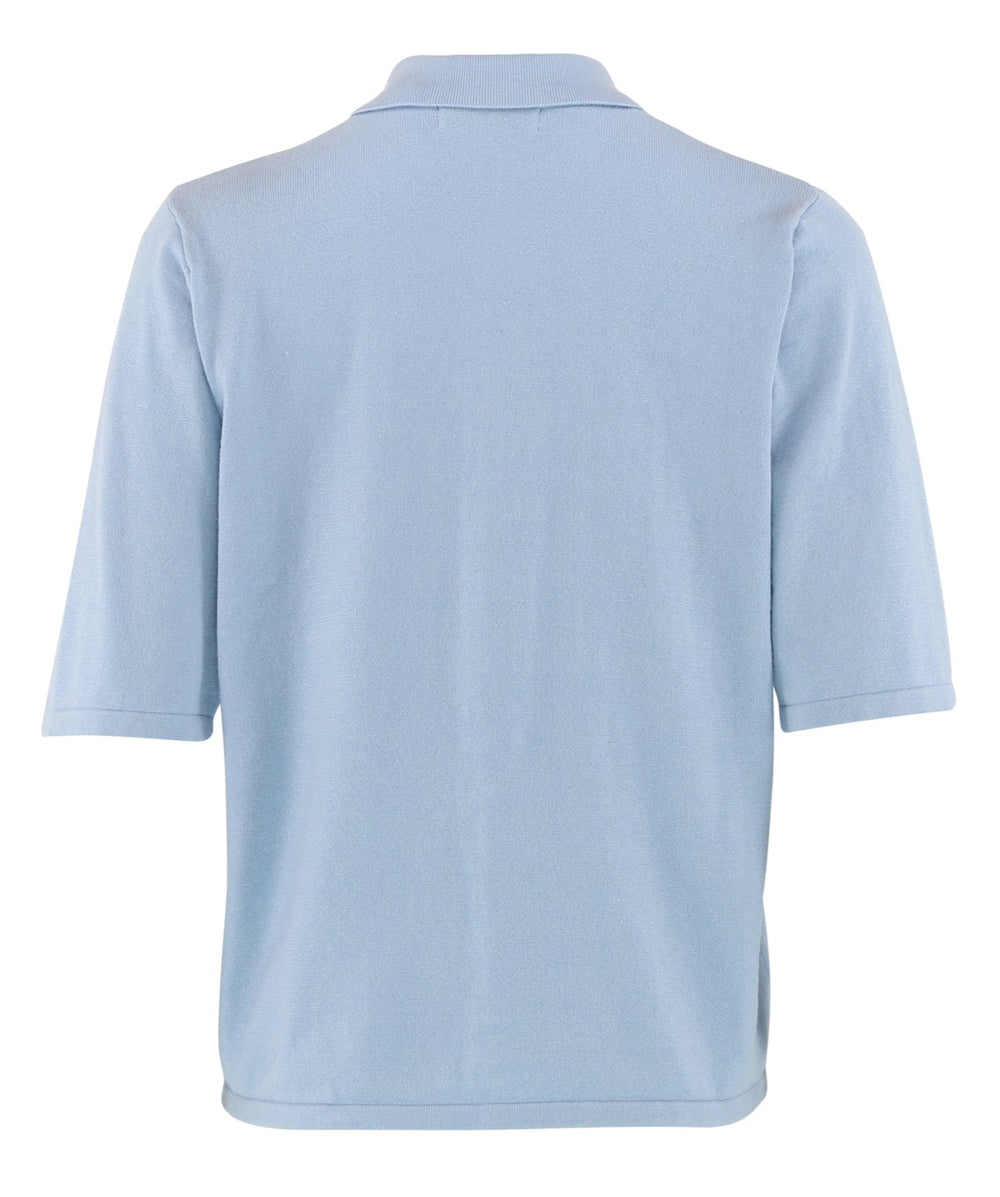 Diane Polo SS fra Continue i light blue – feminin polo med klassisk krave, perleknapper og let strikket kvalitet.