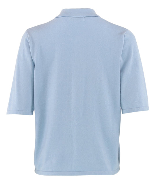 Diane Polo SS fra Continue i light blue – feminin polo med klassisk krave, perleknapper og let strikket kvalitet.
