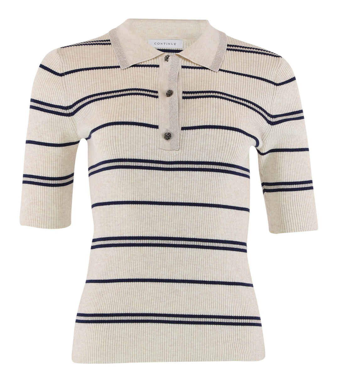 Stilfuld strikpolo fra Continue i sand/blue striber med elegant sølvdetalje. Slim fit og blød kvalitet. 