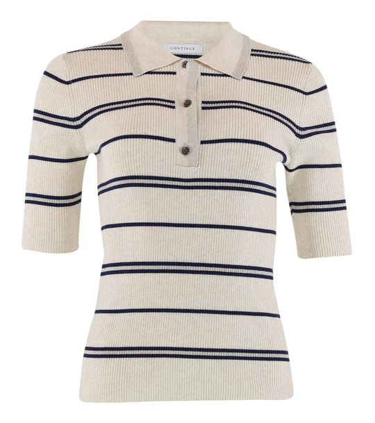 Stilfuld strikpolo fra Continue i sand/blue striber med elegant sølvdetalje. Slim fit og blød kvalitet. 