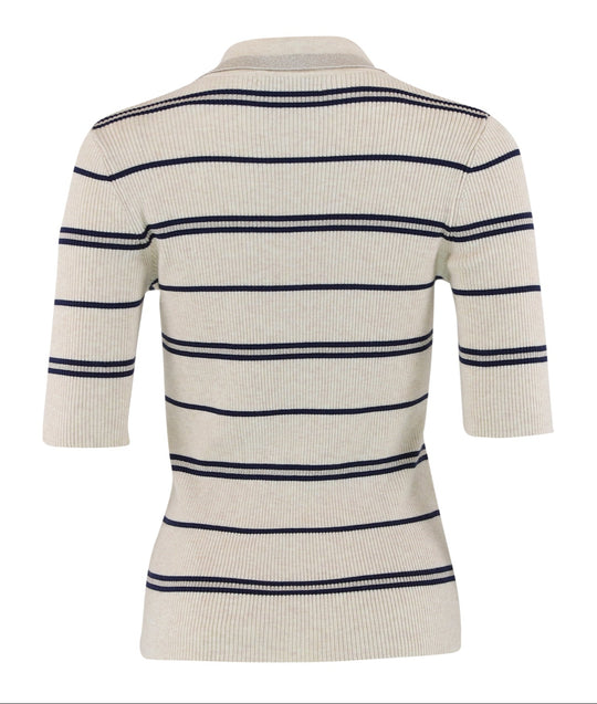 Stilfuld strikpolo fra Continue i sand/blue striber med elegant sølvdetalje. Slim fit og blød kvalitet. 