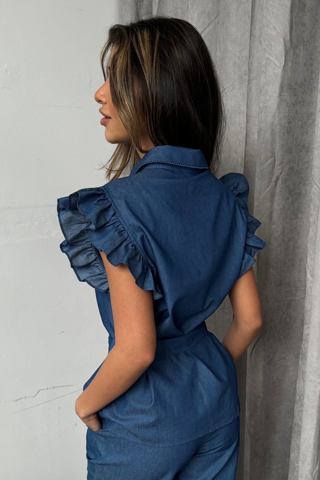 Elegant bluse fra Continue i chambre blå nuance og klassisk pasform.