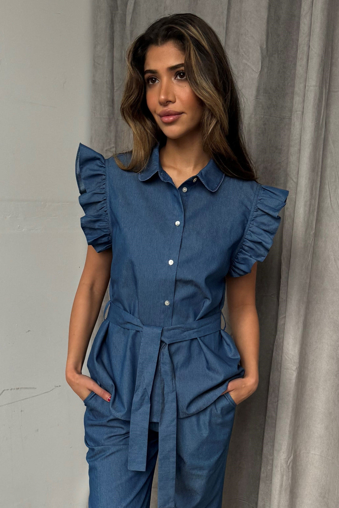 Elegant bluse fra Continue i chambre blå nuance og klassisk pasform.