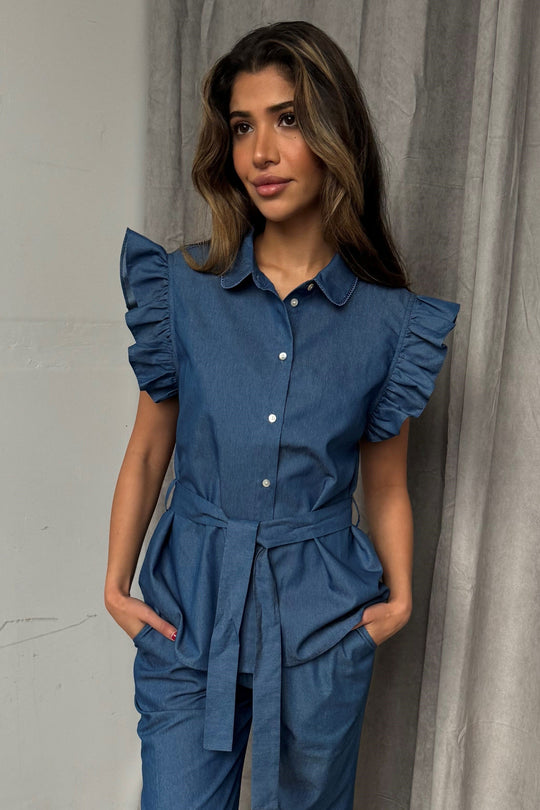 Elegant bluse fra Continue i chambre blå nuance og klassisk pasform.