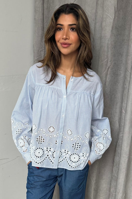 Continue Sanna Embrobery Bluse – stribet skjorte med fyldige ærmer og smukke blondedetaljer. Feminin, charmerende og komfortabel.