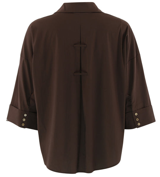 Continue Augusta Shirt i brown – oversize skjorte med skjortekrave, lange ærmer og moderne, afslappet pasform.
