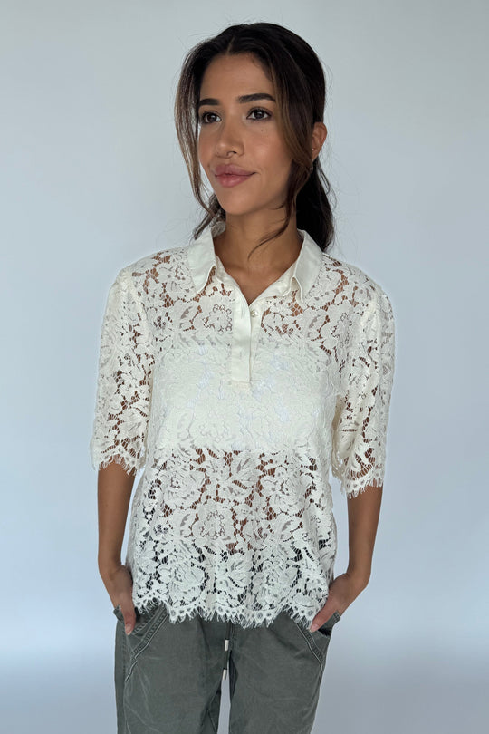 Continue Paloma Lace bluse i off white med gennemsigtig blonde, flipkrave, knapper og korte ærmer.
