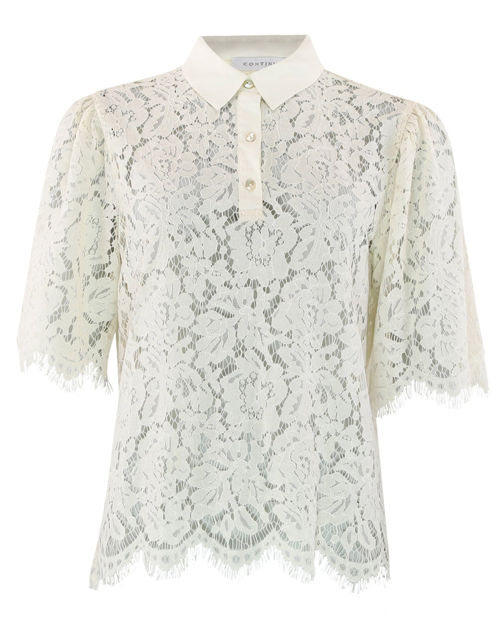 Continue Paloma Lace bluse i off white med gennemsigtig blonde, flipkrave, knapper og korte ærmer.
