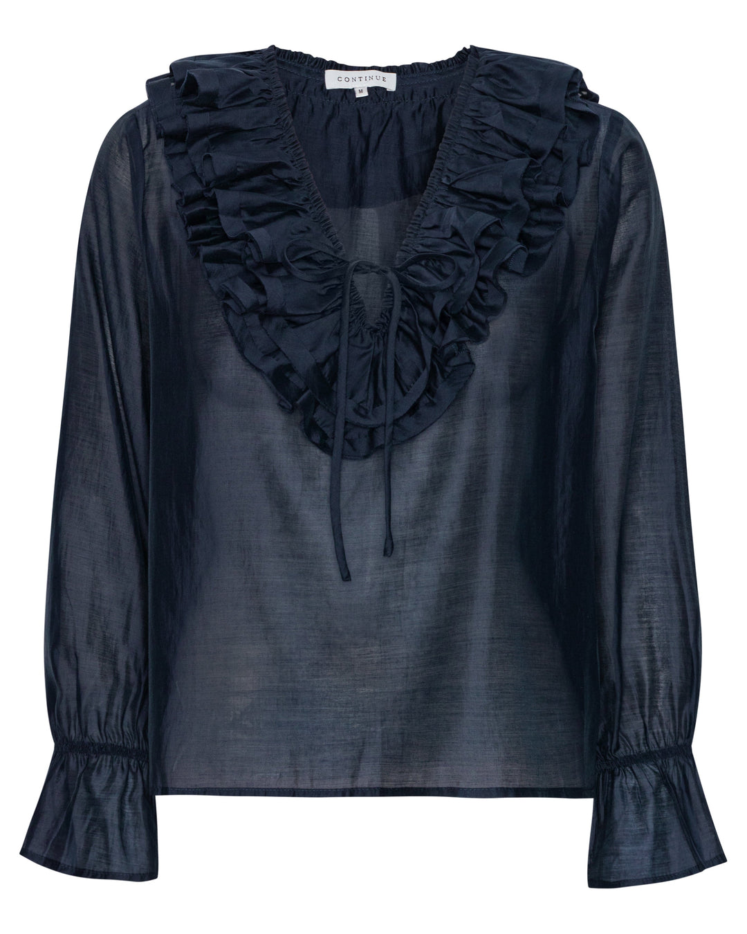 Continue Jody L/S bluse i navy blue med V-udskæring, flæser, bindebånd og rynkede manchetter i let materiale.
