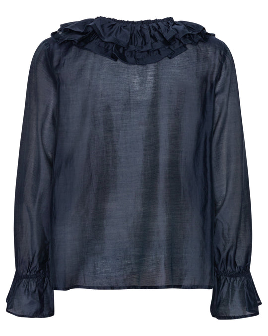 Continue Jody L/S bluse i navy blue med V-udskæring, flæser, bindebånd og rynkede manchetter i let materiale.
