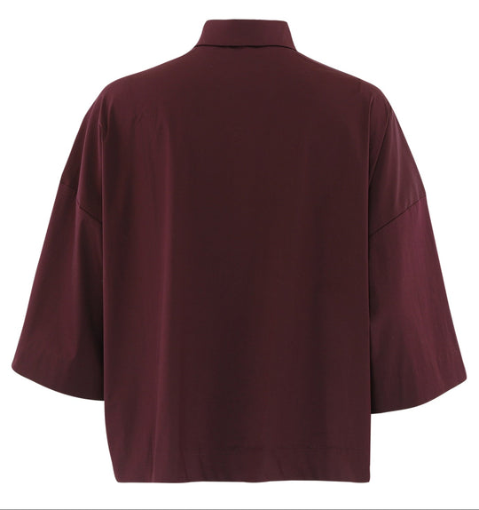 Continue Klara Skjorte i bordeaux – feminin oversized skjorte med stolpelukning og naturknapper på ærmerne. Eksklusive detaljer.