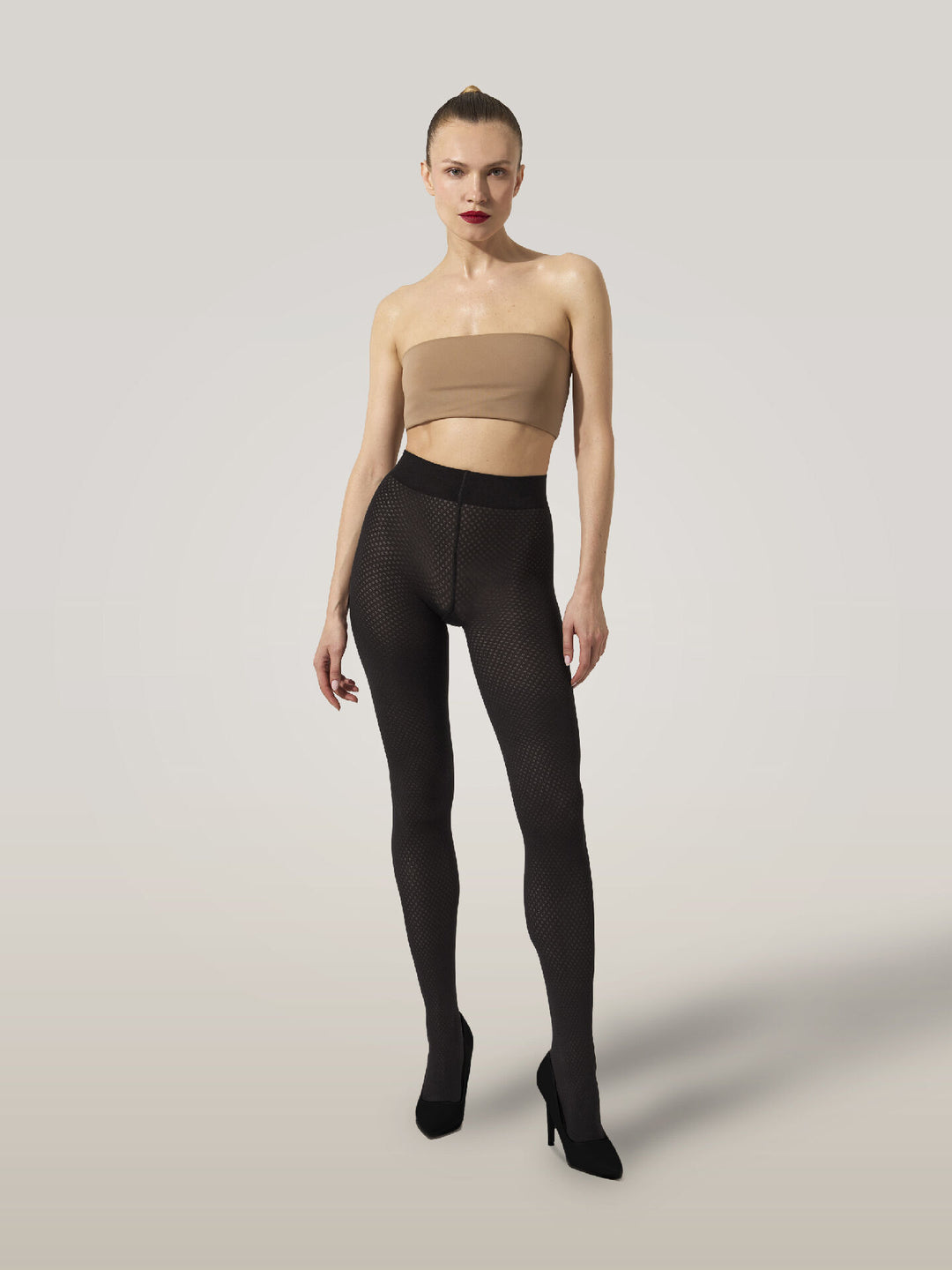 Wolford Cotton Dot Tights i sort, strømpebuks i bomuldsblanding med et all-over polka dot-mønster og blød linning.