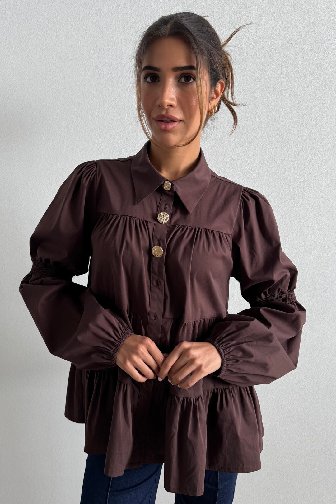 Continue Sanna Gold Buttons skjorte i dark brown – mørkebrun skjorte med guldknapper, flæser, pufærmer og løs pasform.
