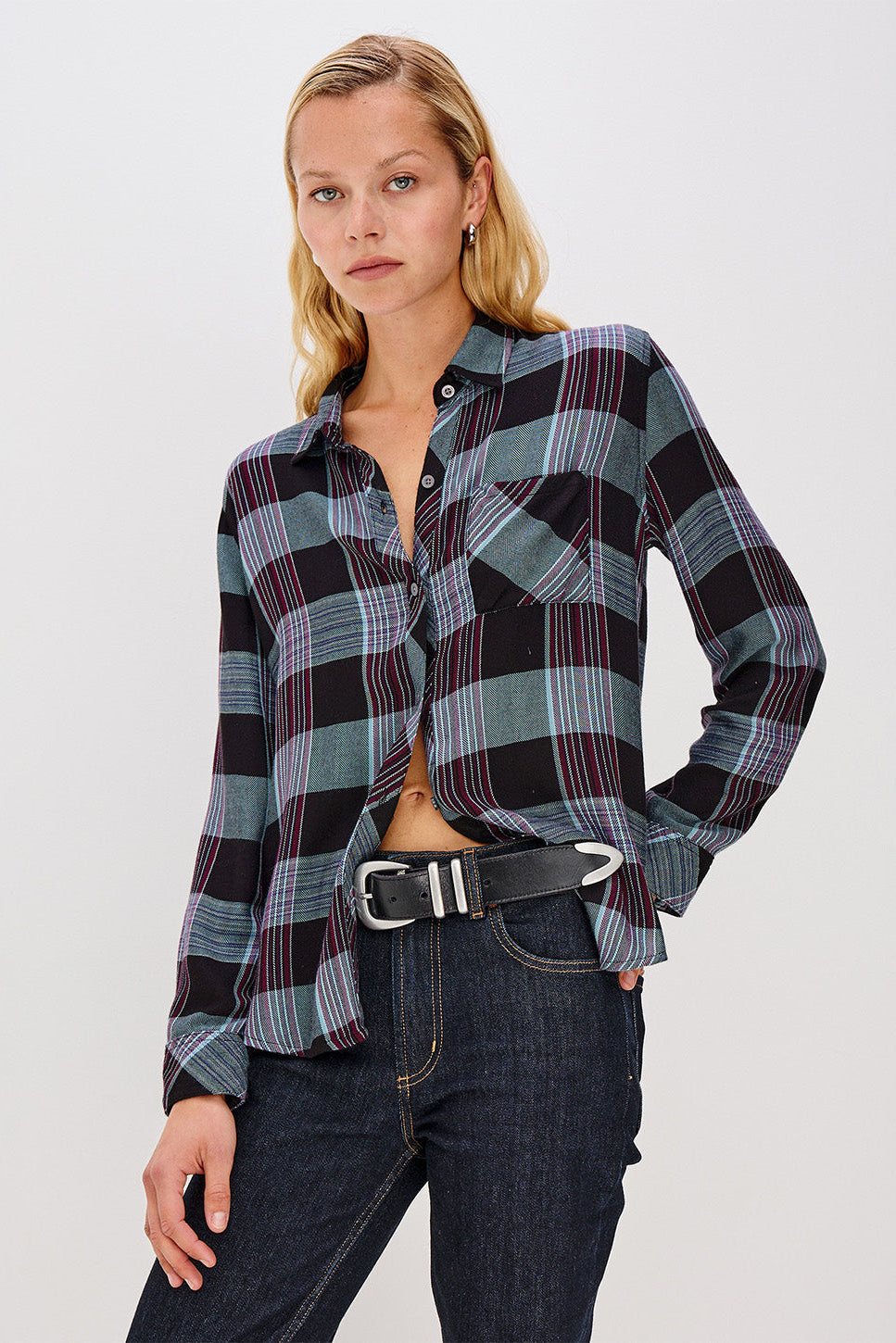 Rails Hunter Shirt i Cinder Aqua Mulberry – ternet, langærmet skjorte i blød rayon med krave, gennemknappet front og brystlomme.
