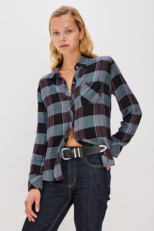 Rails Hunter Shirt i Cinder Aqua Mulberry – ternet, langærmet skjorte i blød rayon med krave, gennemknappet front og brystlomme.
