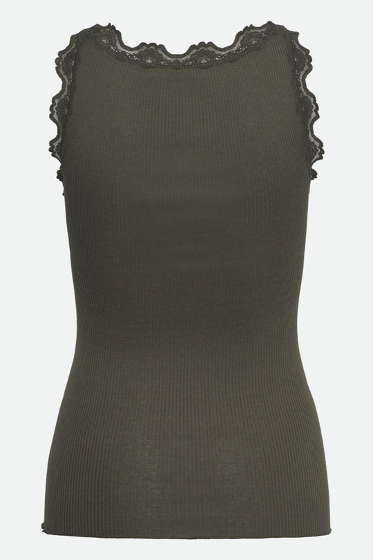 Rosemunde Babette Lace Top – luksuriøs silketop med blondekant, krølkant og sømløst design i blød silke-bomuldsblanding. Elegant og feminin. 