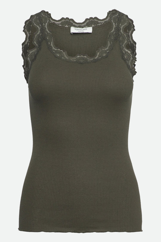 Rosemunde Babette Lace Top – luksuriøs silketop med blondekant, krølkant og sømløst design i blød silke-bomuldsblanding. Elegant og feminin. 