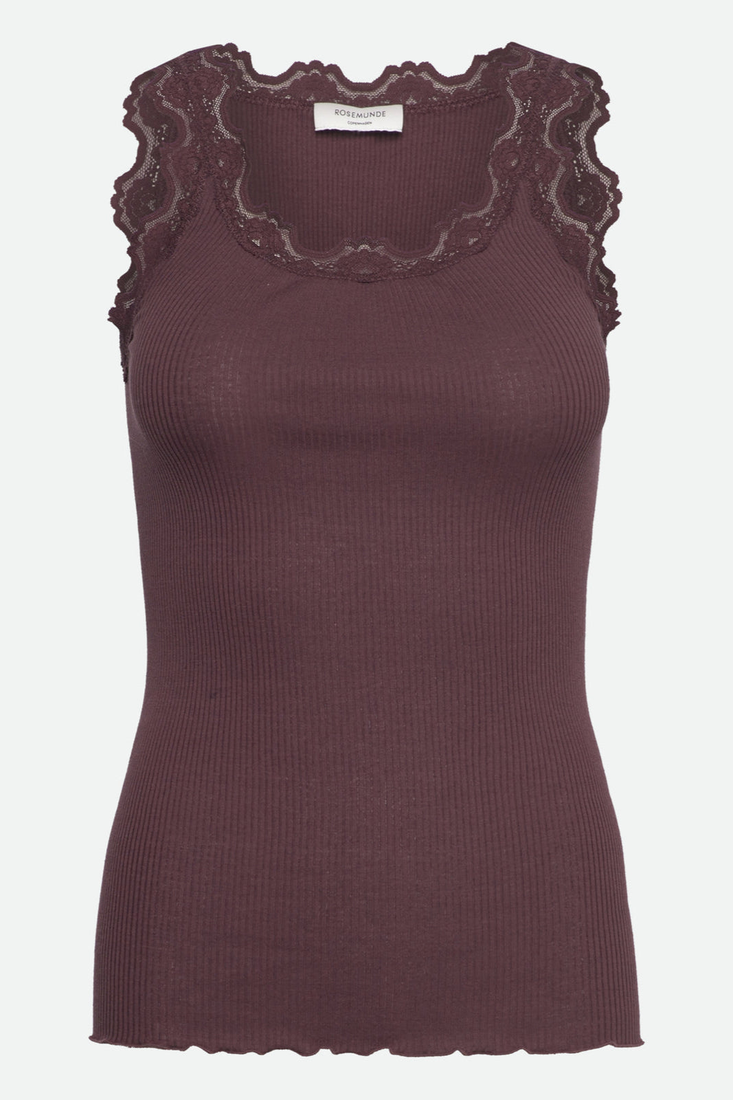 Rosemunde Babette Lace Top – luksuriøs silketop med blondekant, krølkant og sømløst design i blød silke-bomuldsblanding. Elegant og feminin. 