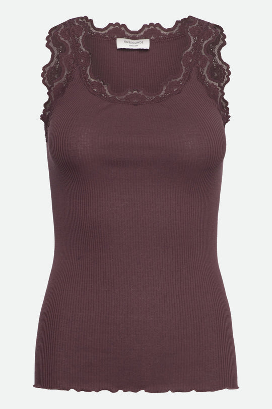 Rosemunde Babette Lace Top – luksuriøs silketop med blondekant, krølkant og sømløst design i blød silke-bomuldsblanding. Elegant og feminin. 