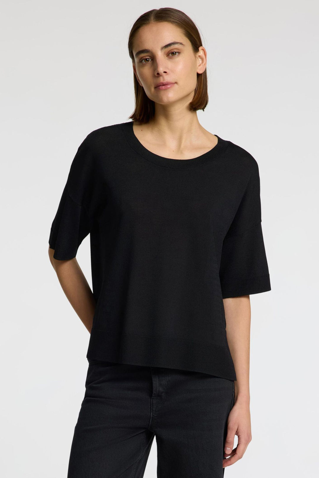 Selected Femme Vilja SS Tee i sort – loose fit T-shirt i blød viskose med rund halsudskæring og afslappet pasform.
