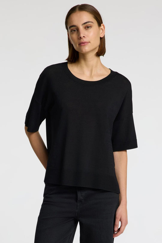 Selected Femme Vilja SS Tee i sort – loose fit T-shirt i blød viskose med rund halsudskæring og afslappet pasform.
