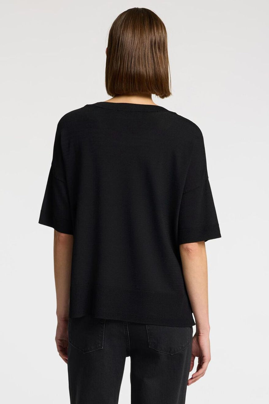 Selected Femme Vilja SS Tee i sort – loose fit T-shirt i blød viskose med rund halsudskæring og afslappet pasform.
