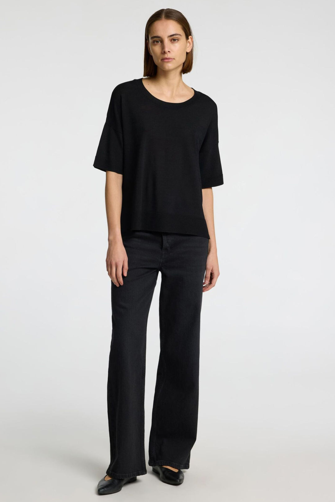 Selected Femme Vilja SS Tee i sort – loose fit T-shirt i blød viskose med rund halsudskæring og afslappet pasform.
