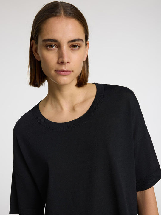 Selected Femme Vilja SS Tee i sort – loose fit T-shirt i blød viskose med rund halsudskæring og afslappet pasform.
