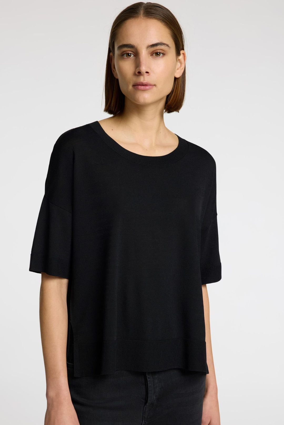 Selected Femme Vilja SS Tee i sort – loose fit T-shirt i blød viskose med rund halsudskæring og afslappet pasform.
