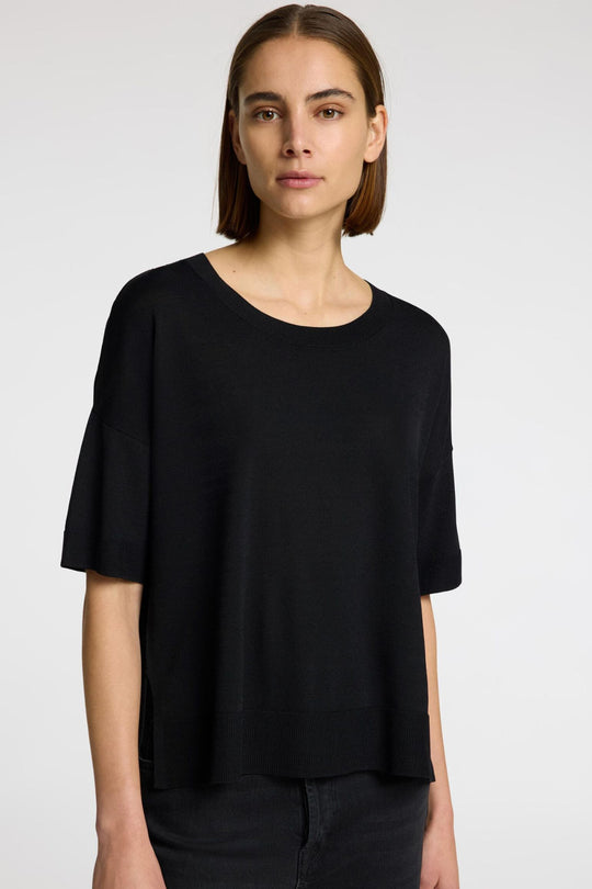 Selected Femme Vilja SS Tee i sort – loose fit T-shirt i blød viskose med rund halsudskæring og afslappet pasform.
