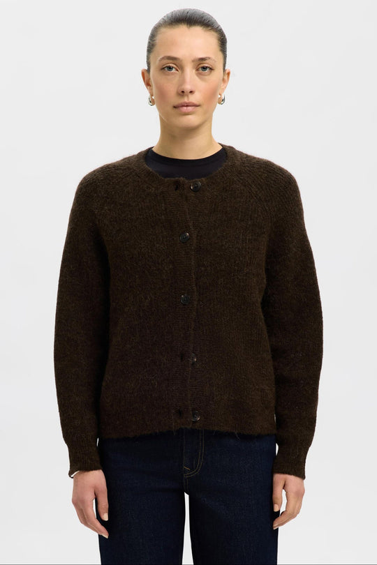 Selected Femme Lulu LS Knit Short cardigan i delicioso melange med rund hals, knapper, raglanærmer og ribkanter.
