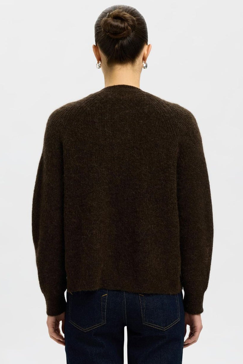 Selected Femme Lulu LS Knit Short cardigan i delicioso melange med rund hals, knapper, raglanærmer og ribkanter.
