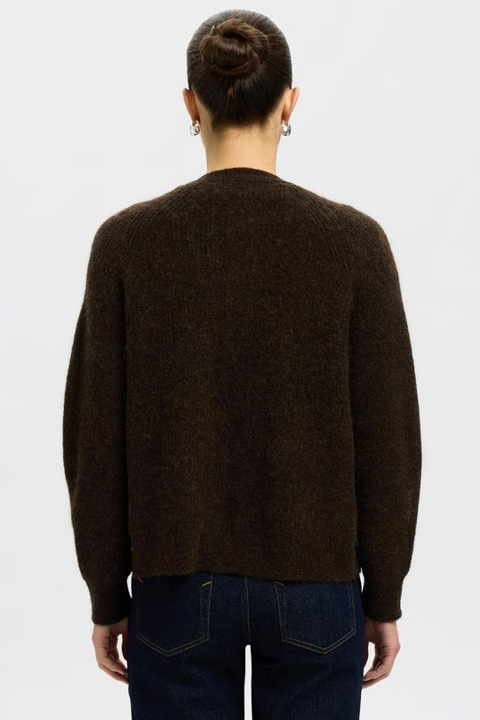 Selected Femme Lulu LS Knit Short cardigan i delicioso melange med rund hals, knapper, raglanærmer og ribkanter.
