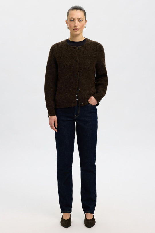 Selected Femme Lulu LS Knit Short cardigan i delicioso melange med rund hals, knapper, raglanærmer og ribkanter.
