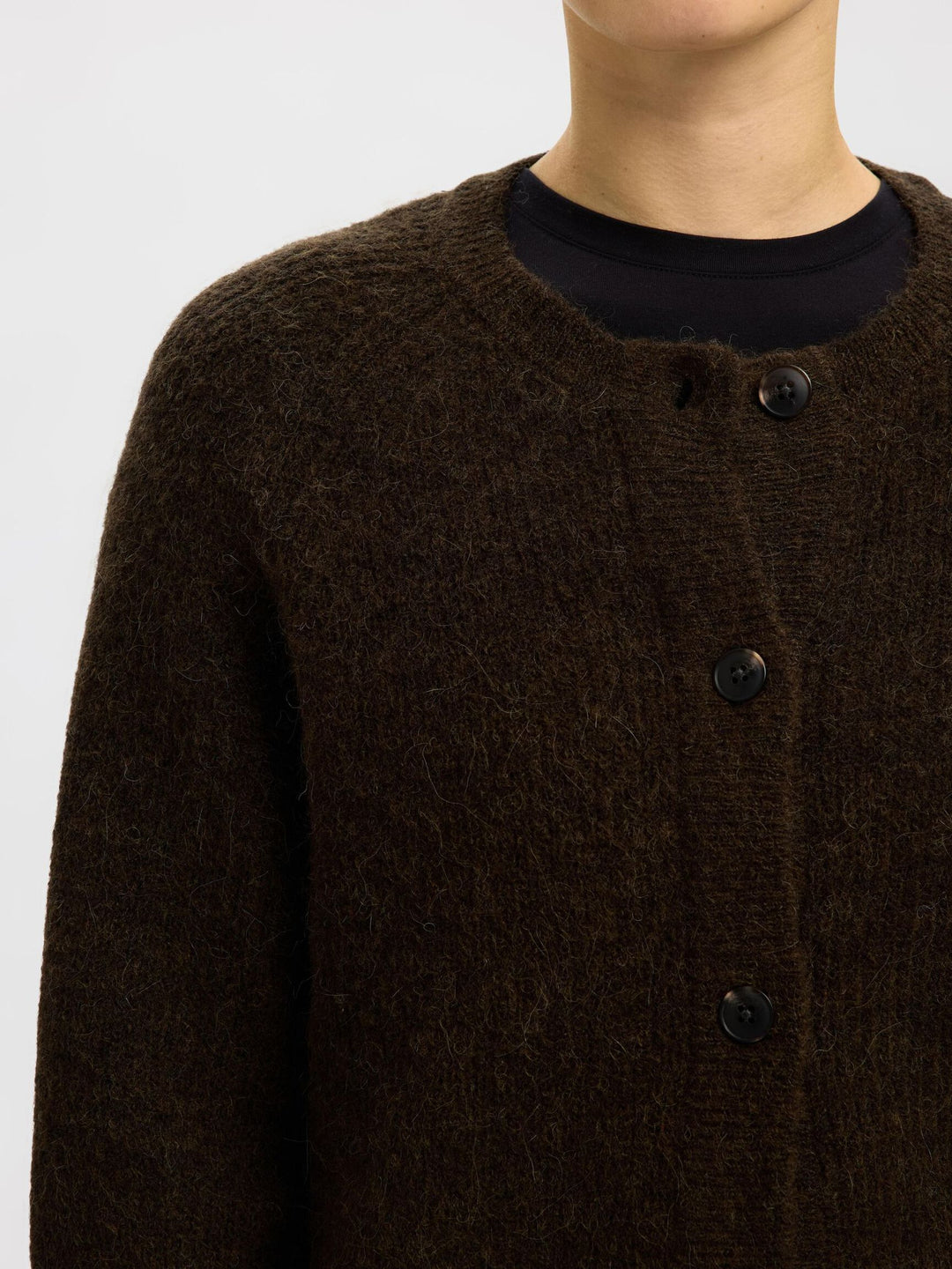 Selected Femme Lulu LS Knit Short cardigan i delicioso melange med rund hals, knapper, raglanærmer og ribkanter.
