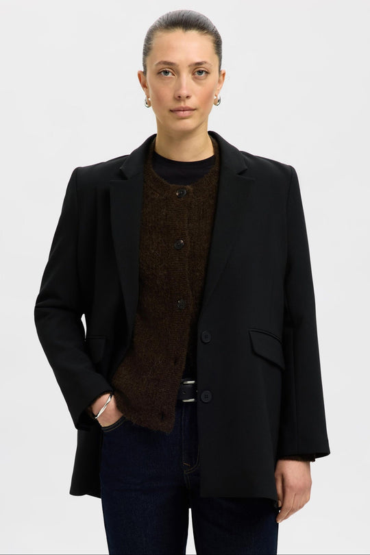 Selected Femme Lulu LS Knit Short cardigan i delicioso melange med rund hals, knapper, raglanærmer og ribkanter.
