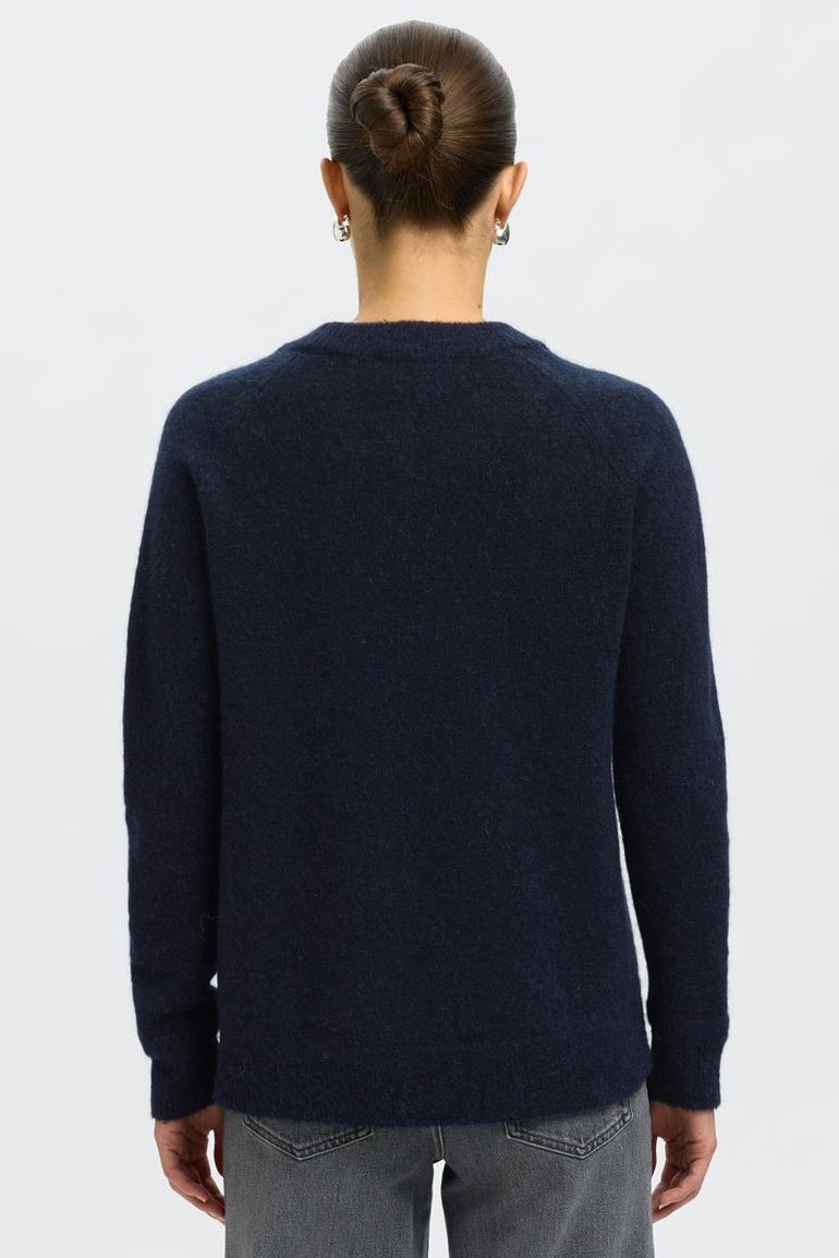 Selected Femme Lulu LS Knit O-Neck i dark sapphire melange – blød striktrøje i alpakauldsblanding med rund hals, raglanærmer og ribkanter.
